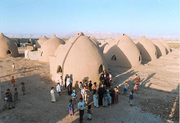 Vila de Casas feitas com Superadobe